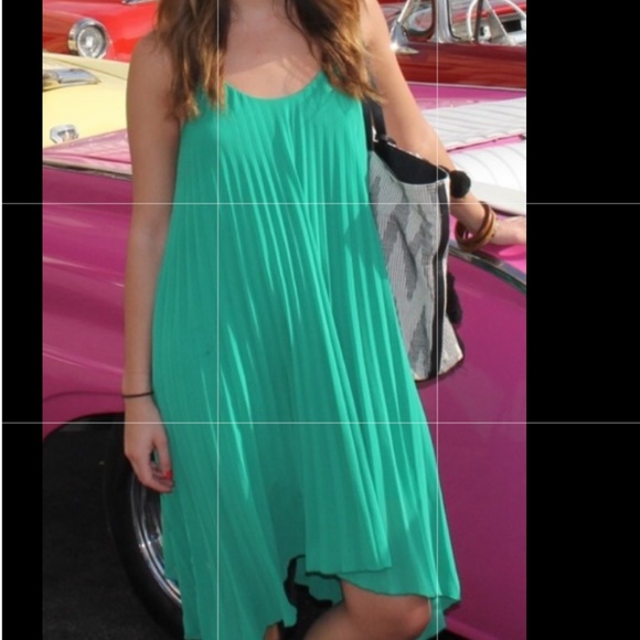 Green pleated dress - Picture 3 of 3